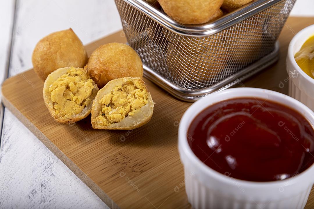 Petiscos brasileiros, bolinhos fritos recheados com frango.