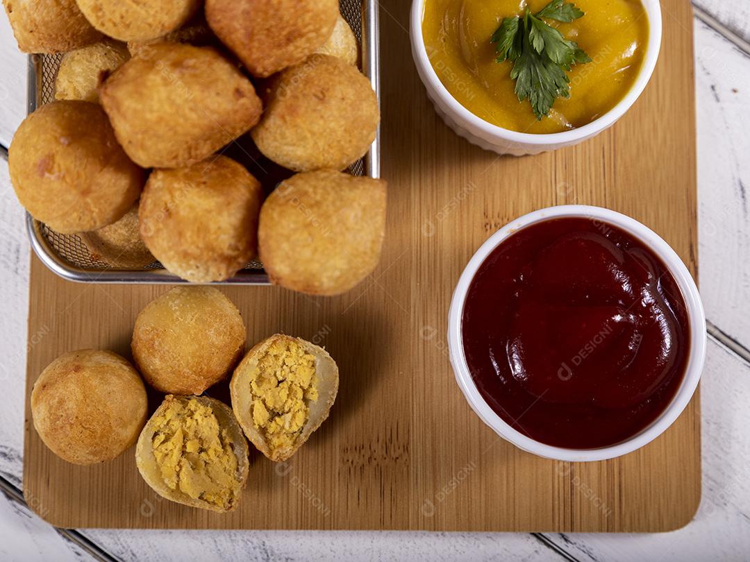 Petiscos brasileiros, bolinhos fritos recheados com frango.