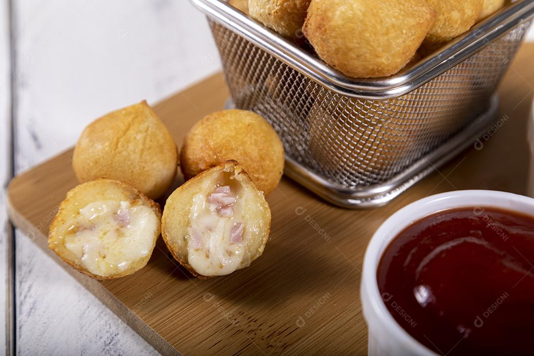 Petiscos brasileiros, bolinhos fritos recheados com frango.