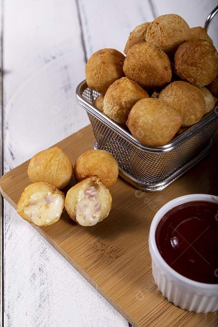 Petiscos brasileiros, bolinhos fritos recheados com frango.