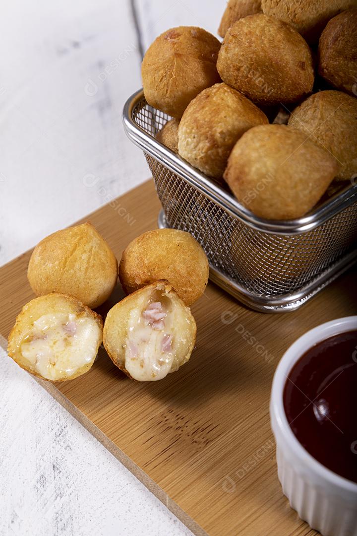 Petiscos brasileiros, bolinhos fritos recheados com frango.