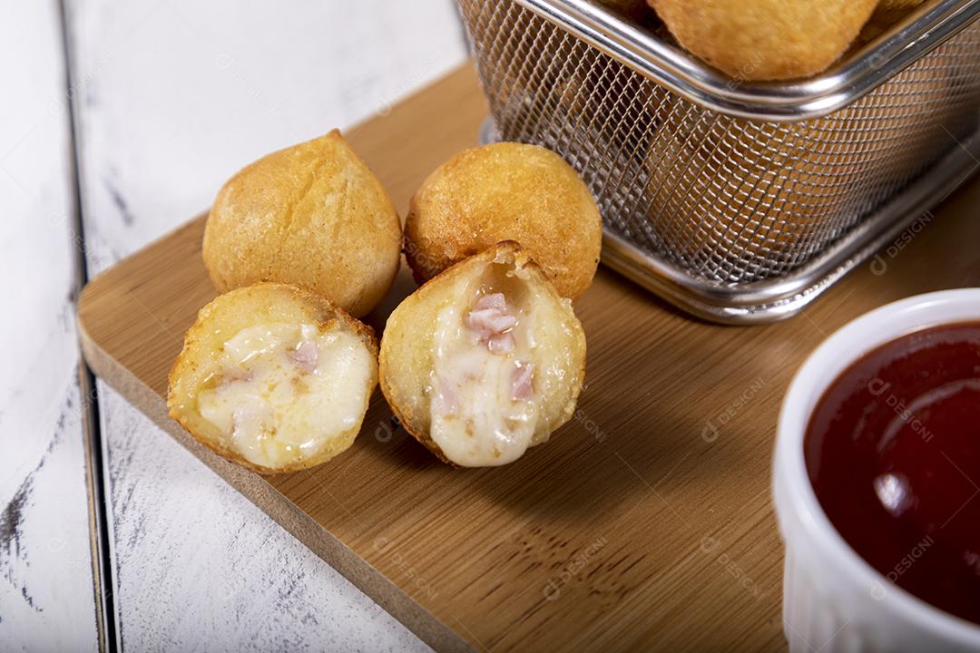 Petiscos brasileiros, bolinhos fritos recheados com frango.