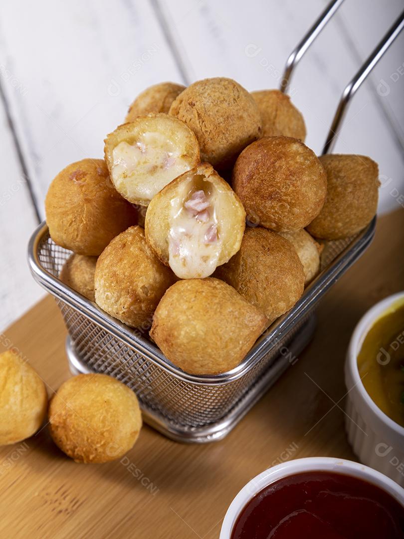 Petiscos brasileiros, bolinhos fritos recheados com frango.