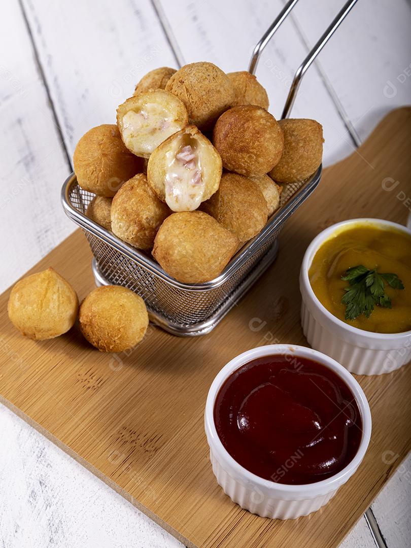 Petiscos brasileiros, bolinhos fritos recheados com frango.