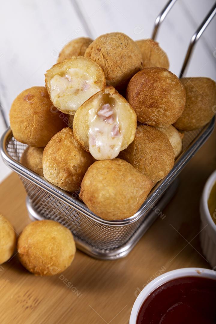 Petiscos brasileiros, bolinhos fritos recheados com frango.