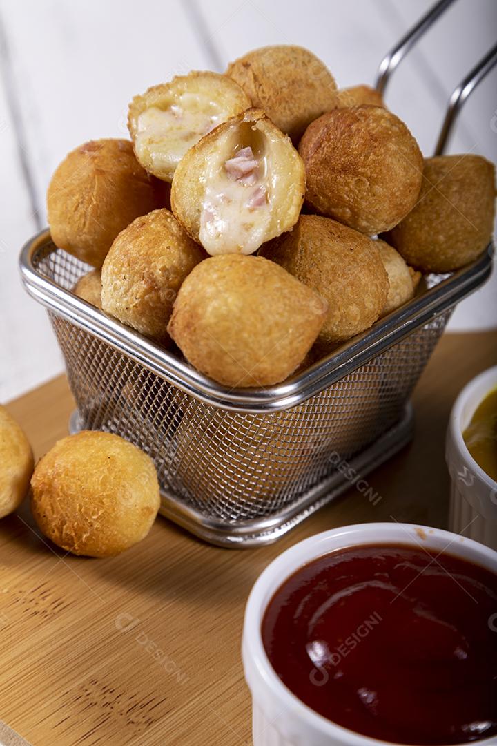 Petiscos brasileiros, bolinhos fritos recheados com frango.