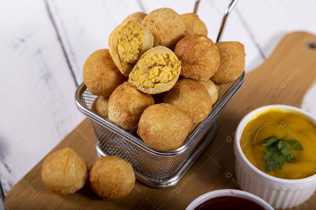 Petiscos brasileiros, bolinhos fritos recheados com frango.