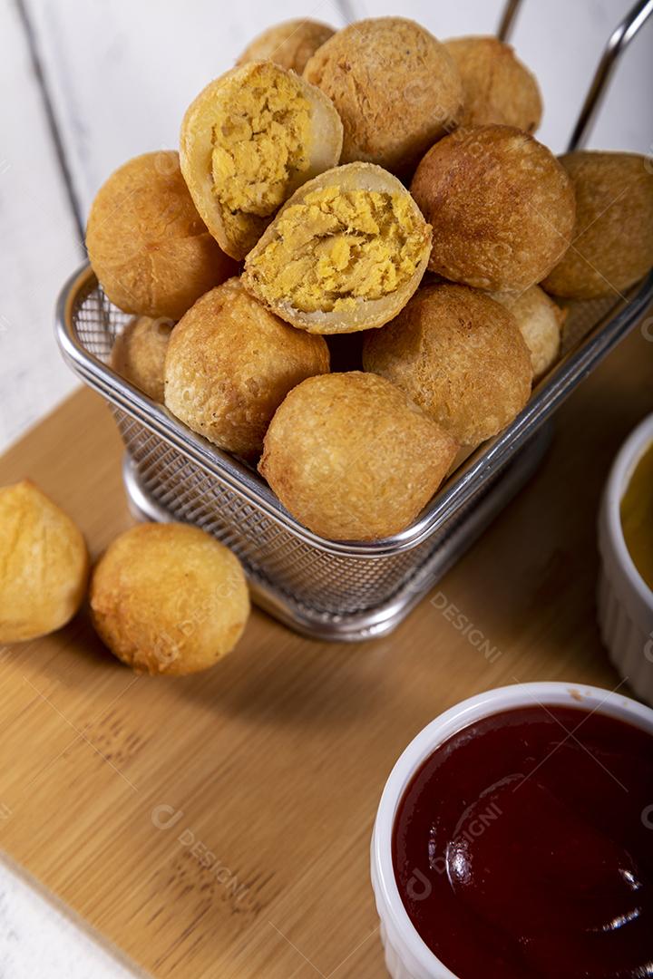 Petiscos brasileiros, bolinhos fritos recheados com frango.