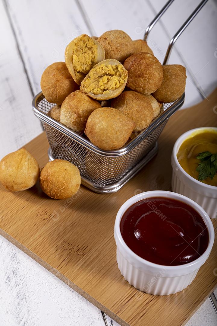 Petiscos brasileiros, bolinhos fritos recheados com frango.