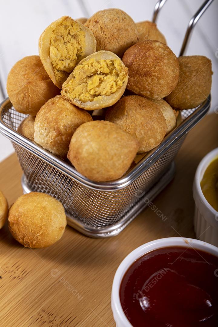 Petiscos brasileiros, bolinhos fritos recheados com frango.