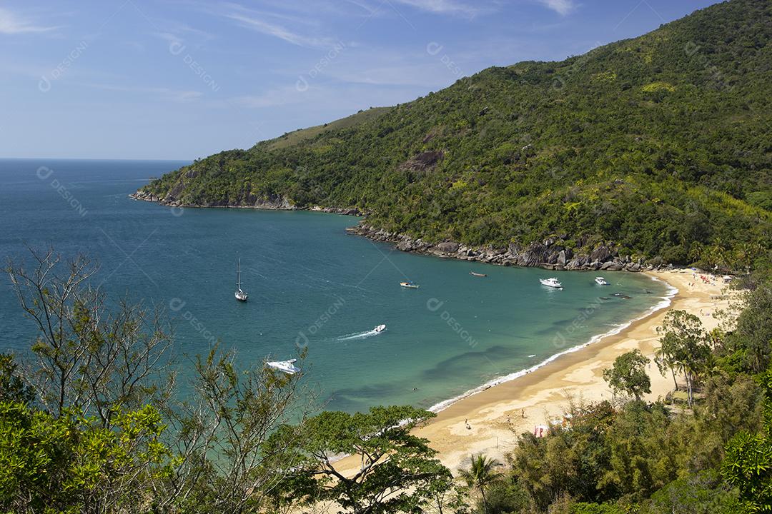 Praia do Jabaquara na ilha de Ilhabela, Brasil.