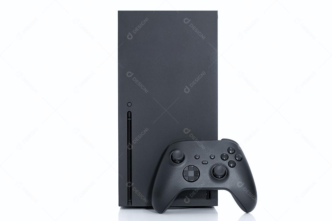 Consola de jogos e controlador em fundo branco.