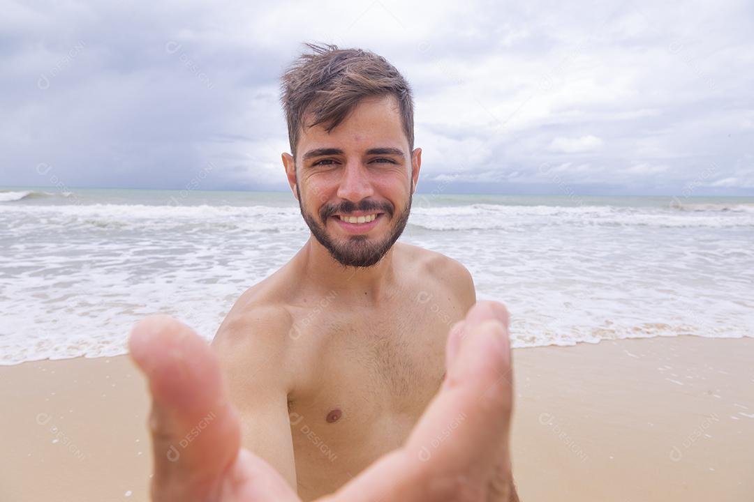 Menino tirando uma selfie na praia