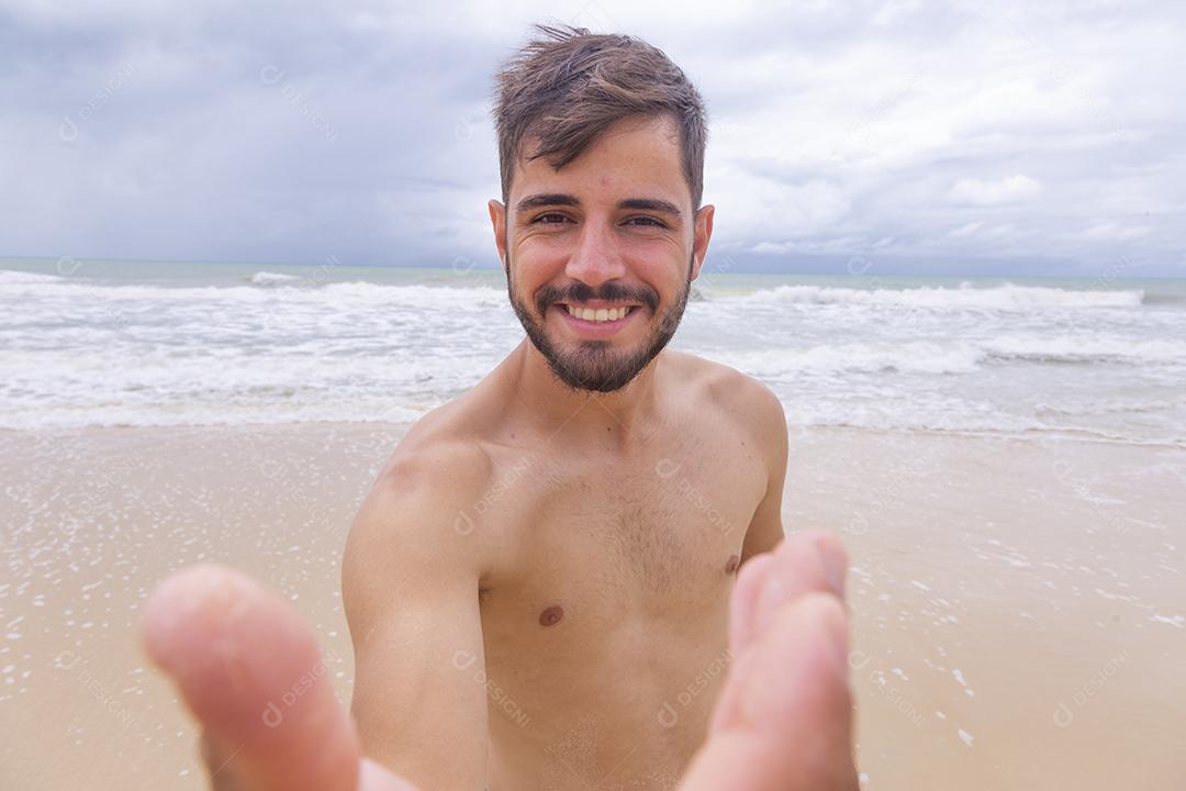 Menino tirando uma selfie na praia