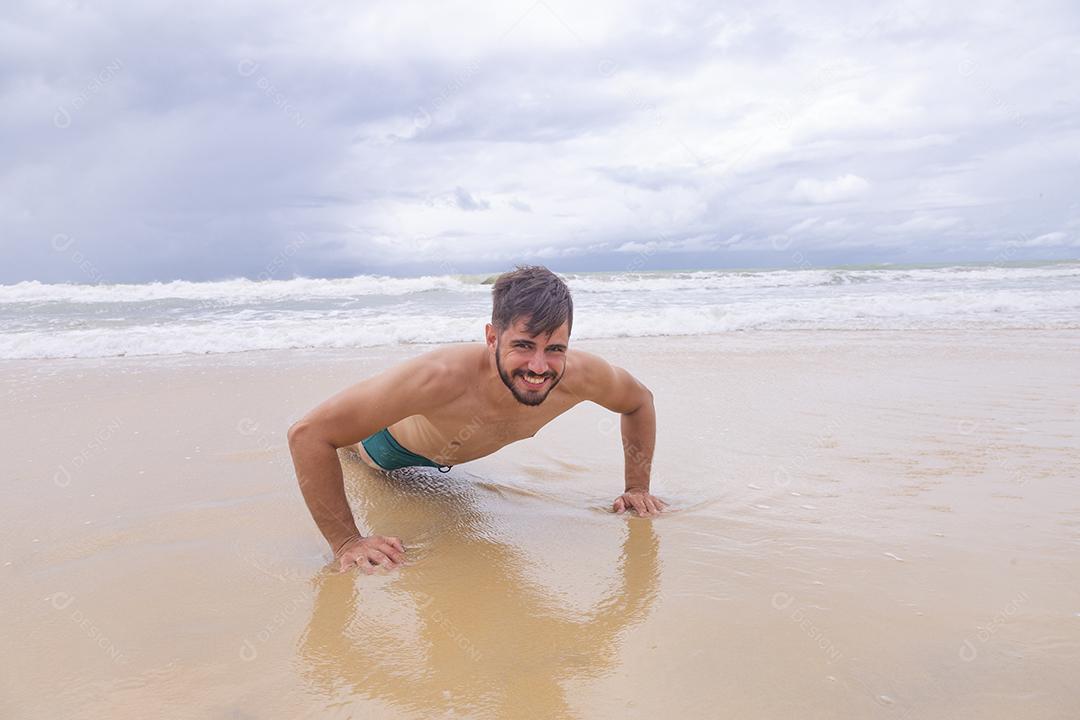 Exercício de treino homem ativo bonito saudável com corpo musculoso apto fazendo exercícios