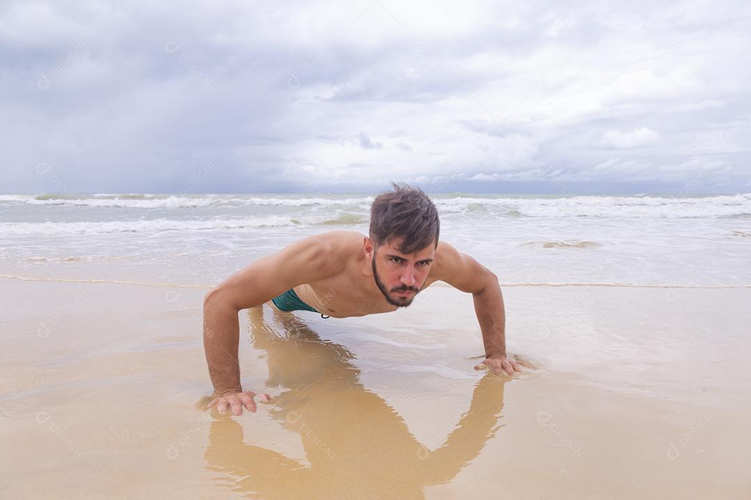 Exercício de treino homem ativo bonito saudável com corpo musculoso apto fazendo exercícios