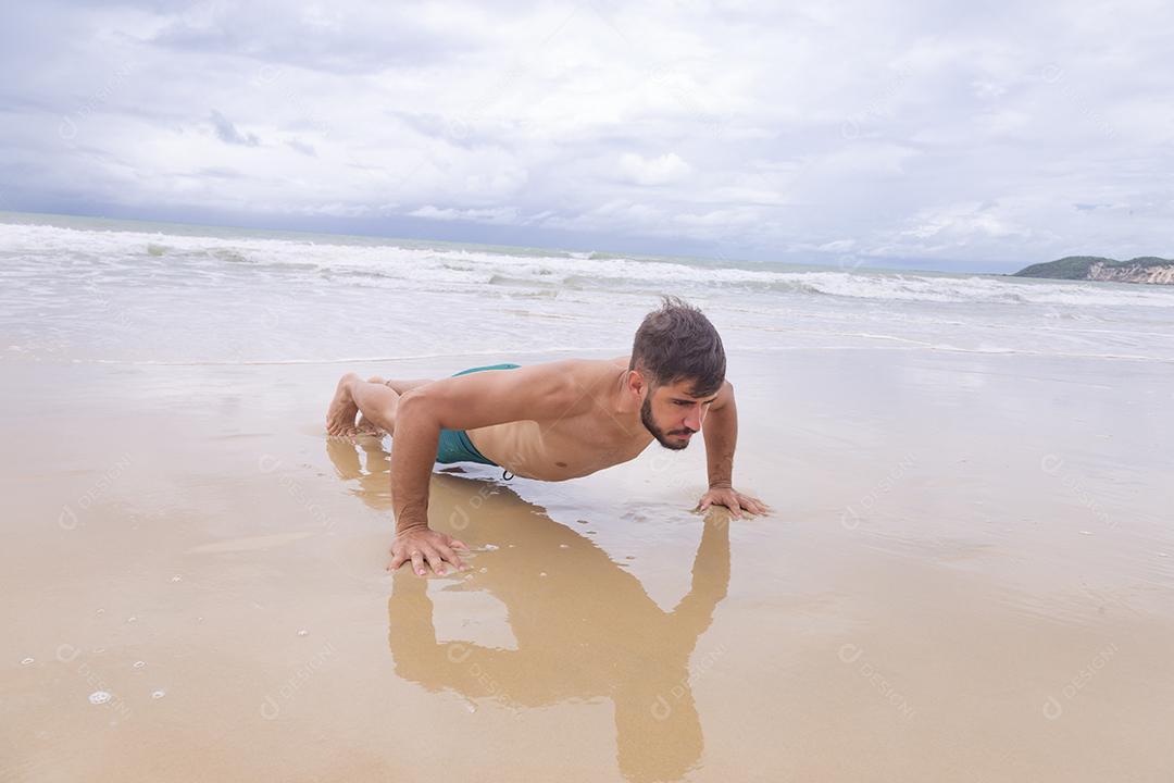 Exercício de treino homem ativo bonito saudável com corpo musculoso apto fazendo exercícios