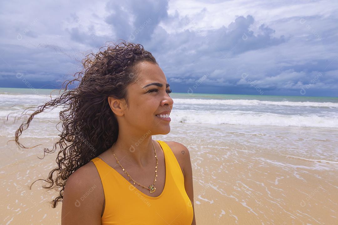 Afro morena jovem bonita, cabelo encaracolado, biquíni, praia. Férias de férias de verão afro-americanas.