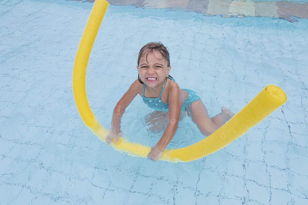 Garota curtindo piscina fotos imagem