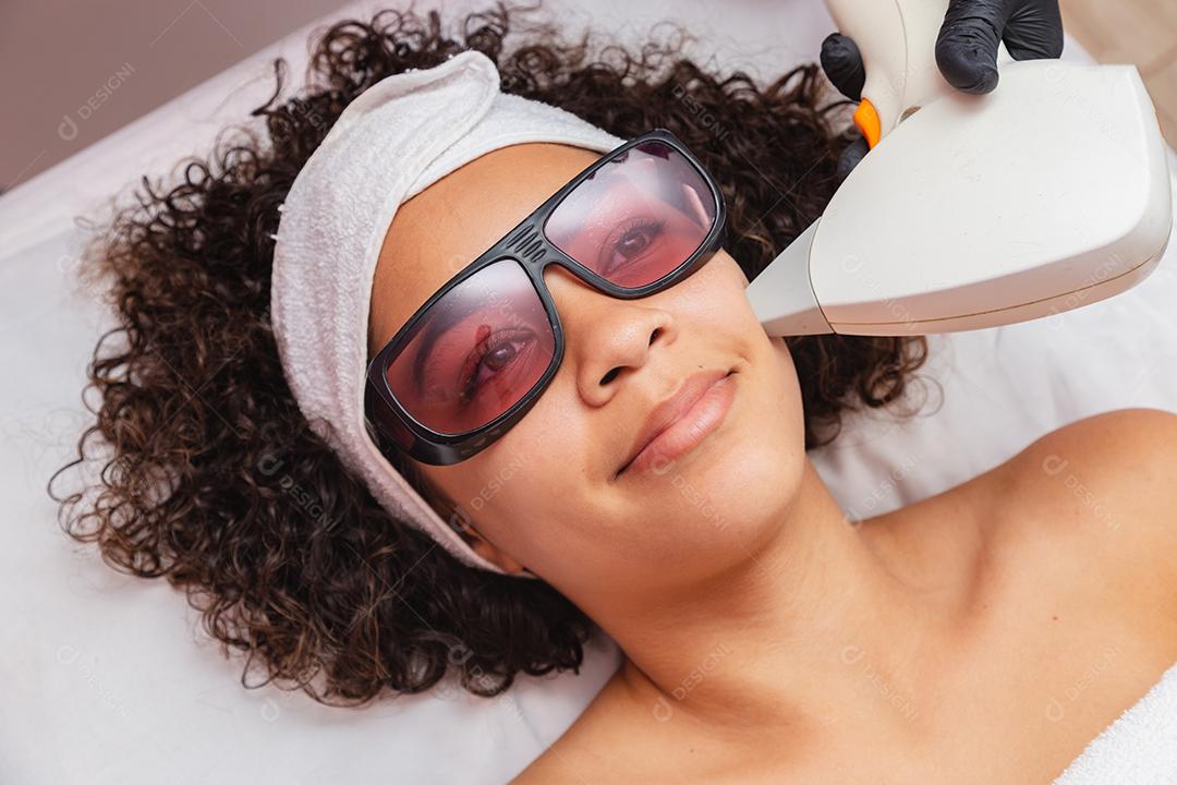 mulher negra brasileira realizando depilação a laser no lábio superior