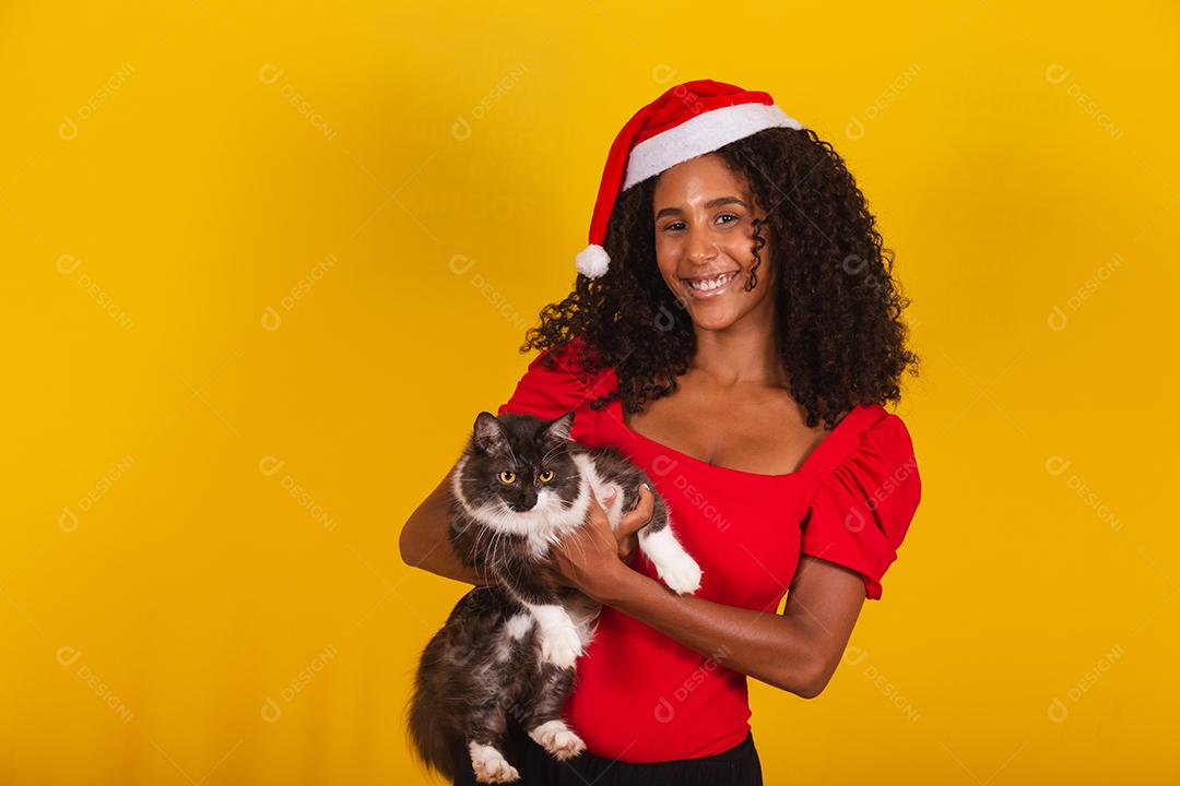 linda garota afro com seu gato de estimação pronto para a noite de natal