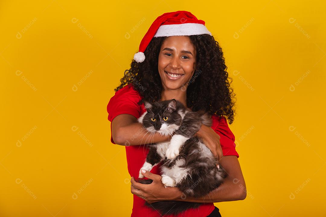 linda garota afro com seu gato de estimação pronto para a noite de natal