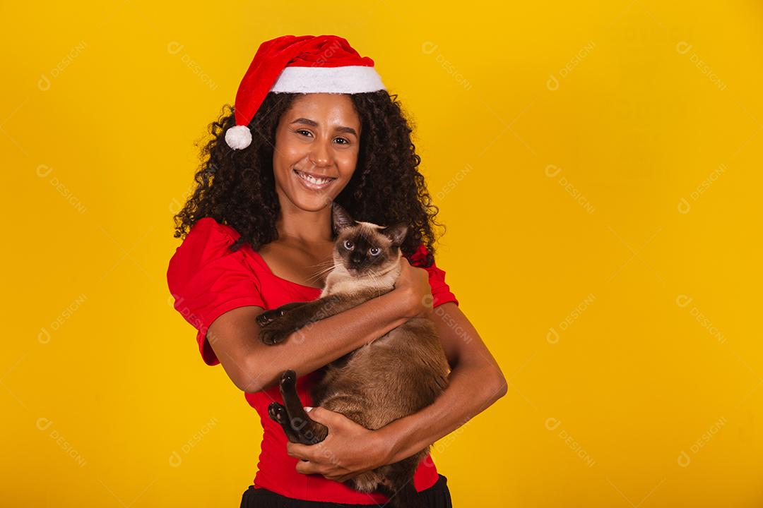 linda garota afro com seu gato de estimação pronto para a noite de natal
