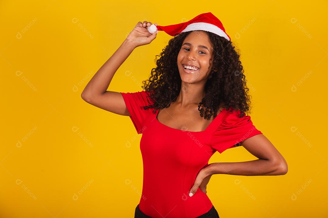 menina bonita e alegre com chapéu de Papai Noel sorrindo para a câmera