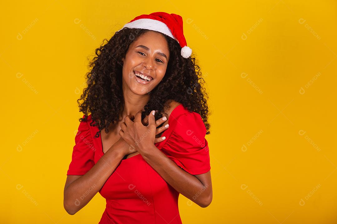 linda mulher afro em gratidão por entregar no coração com chapéu de Papai Noel