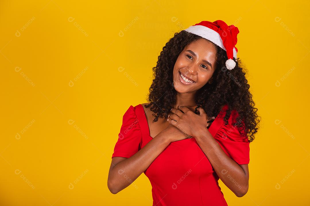 linda mulher afro em gratidão por entregar no coração com chapéu de Papai Noel