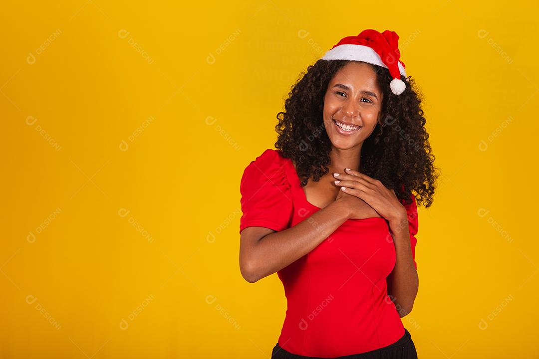 linda mulher afro em gratidão por entregar no coração com chapéu de Papai Noel