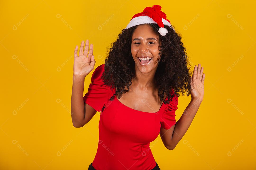 linda mulher afro em gratidão por entregar no coração com chapéu de Papai Noel