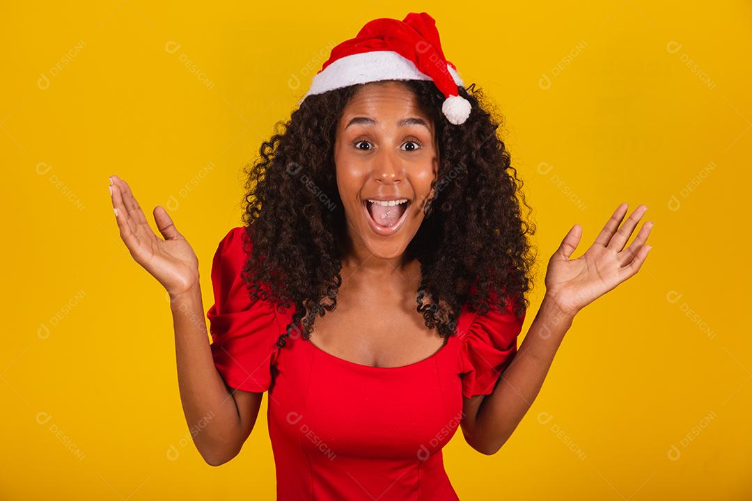 linda mulher afro em gratidão por entregar no coração com chapéu de Papai Noel