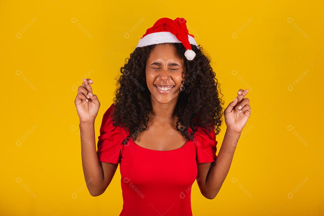 linda mulher afro em gratidão por entregar no coração com chapéu de Papai Noel