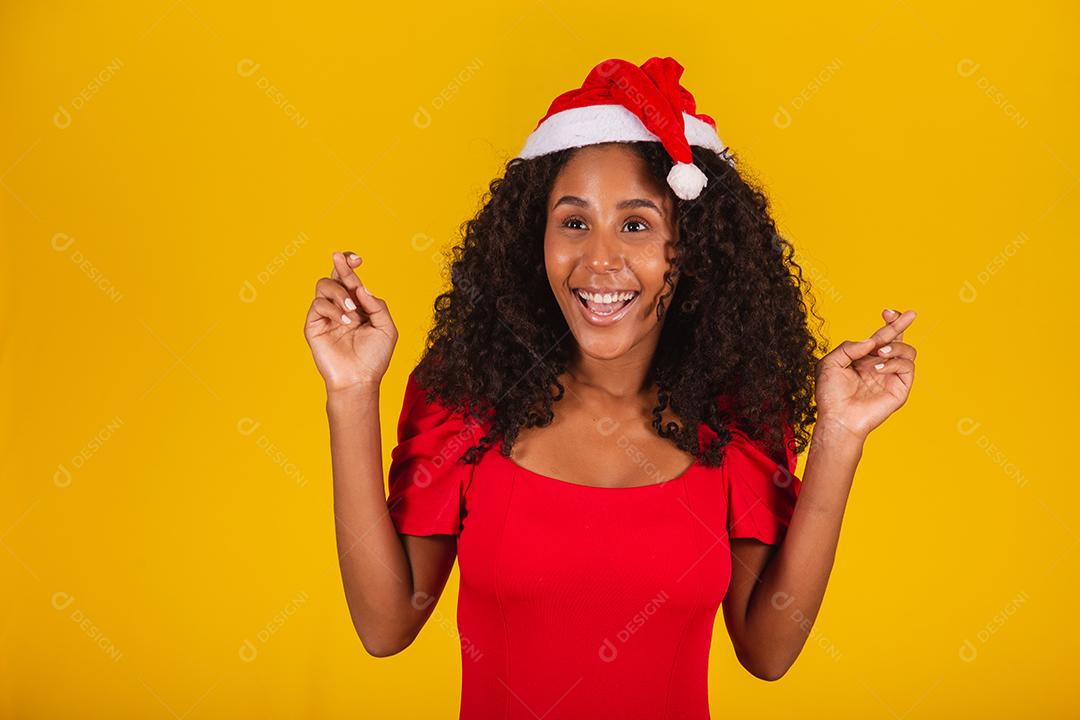 linda mulher afro em gratidão por entregar no coração com chapéu de Papai Noel