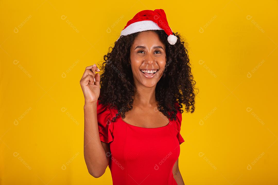 linda mulher afro em gratidão por entregar no coração com chapéu de Papai Noel