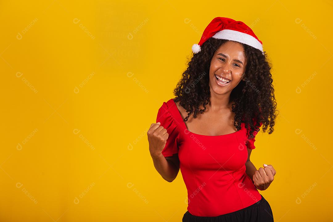 linda mulher afro em gratidão por entregar no coração com chapéu de Papai Noel