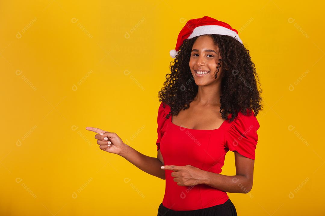 linda mulher afro em gratidão por entregar no coração com chapéu de Papai Noel