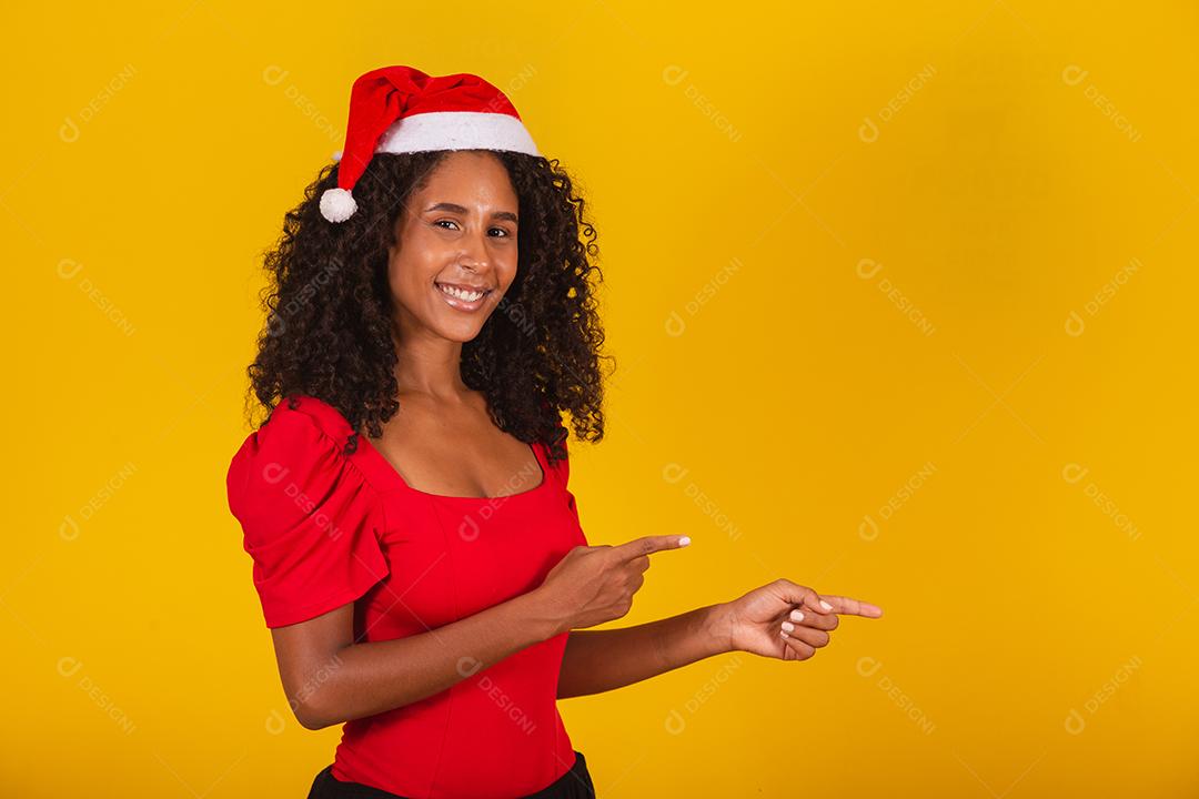 linda mulher afro em gratidão por entregar no coração com chapéu de Papai Noel