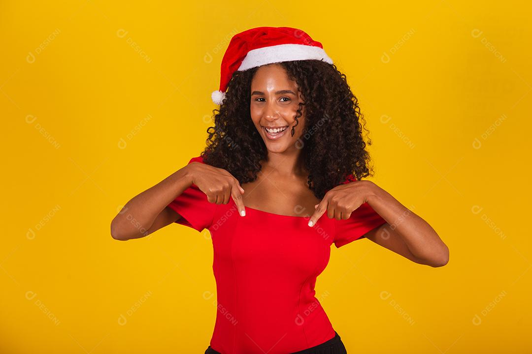 linda mulher afro em gratidão por entregar no coração com chapéu de Papai Noel