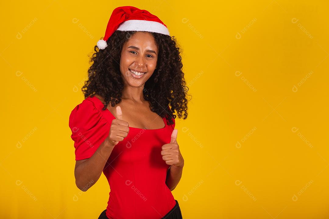 linda mulher afro em gratidão por entregar no coração com chapéu de Papai Noel