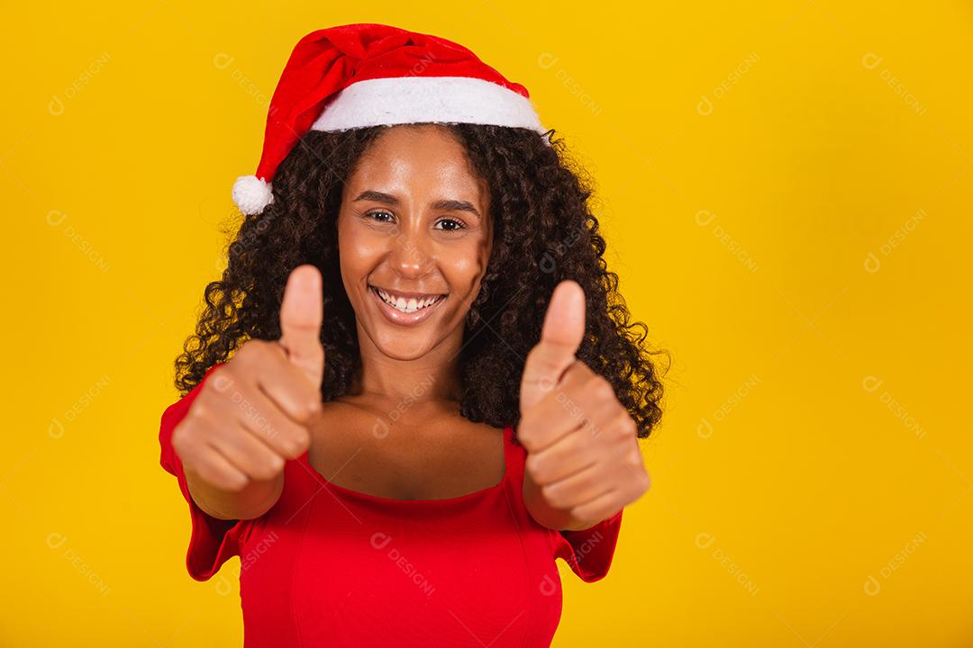 linda mulher afro em gratidão por entregar no coração com chapéu de Papai Noel