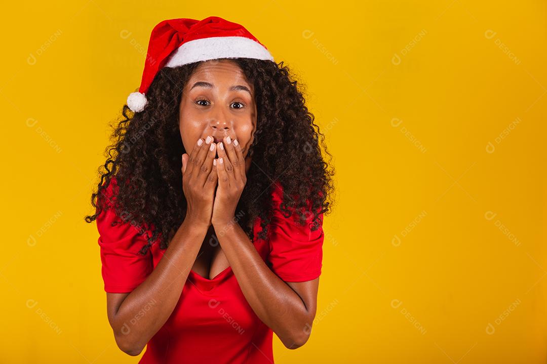 linda mulher afro em gratidão por entregar no coração com chapéu de Papai Noel