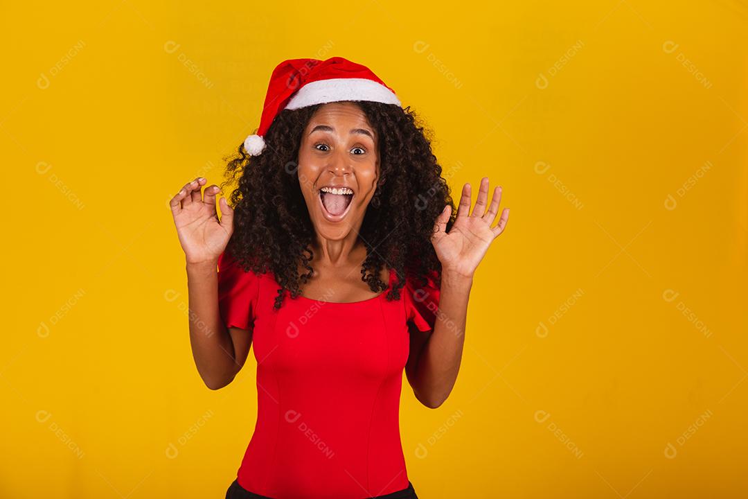 linda mulher afro em gratidão por entregar no coração com chapéu de Papai Noel