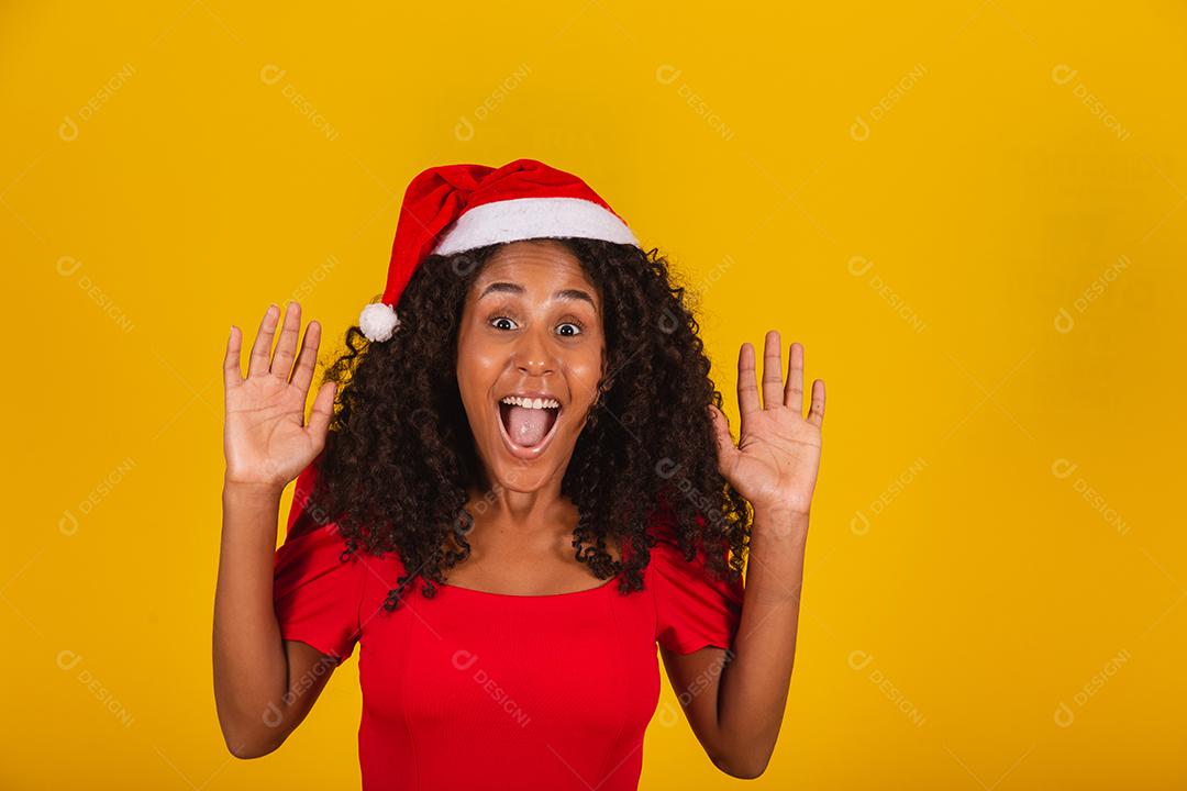 linda mulher afro em gratidão por entregar no coração com chapéu de Papai Noel