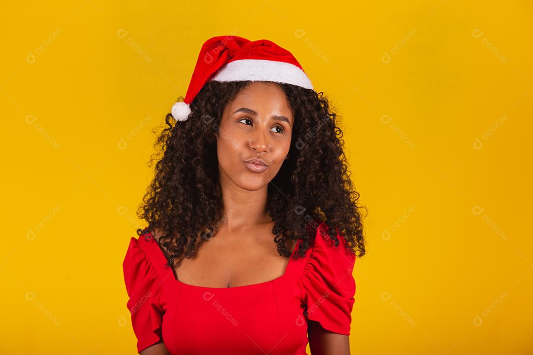 menina bonita e alegre com chapéu de Papai Noel sorrindo para a câmera