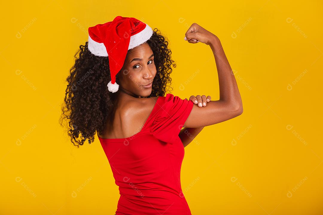 menina bonita e alegre com chapéu de Papai Noel sorrindo para a câmera
