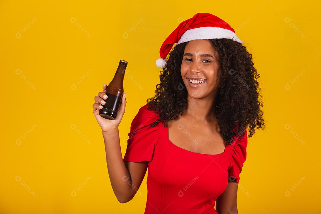 mulher afro com garrafa de cerveja
