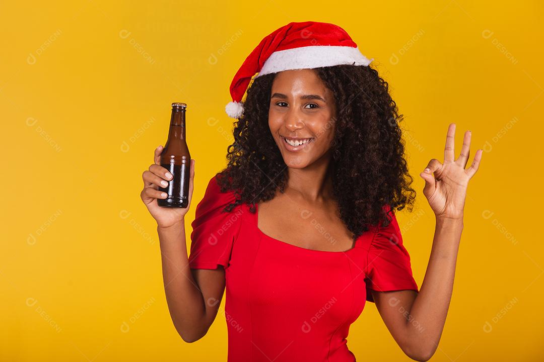 mulher afro com garrafa de cerveja