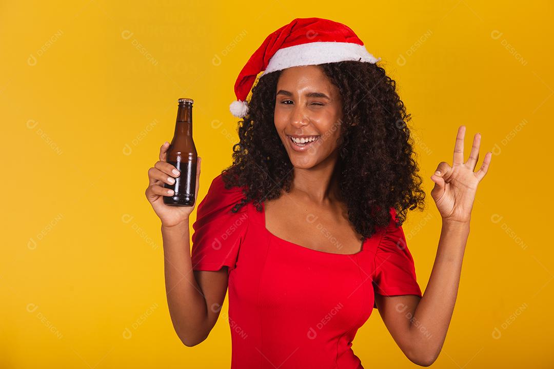 mulher afro com garrafa de cerveja